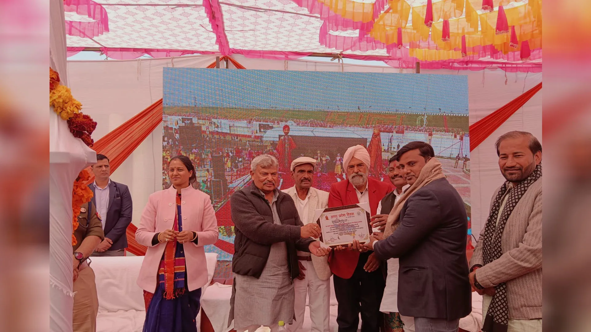Moradabad: उत्तर प्रदेश दिवस पर उत्कृष्ट करने वालों को किया सम्मानित