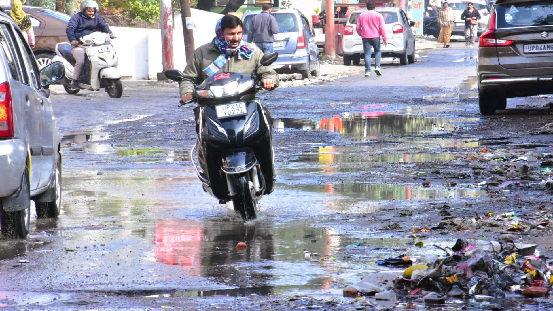 Moradabad: कचरा तो कहीं बारिश का पानी 24 घंटे बाद भी गड्ढों में भरे होने से लोग परेशान