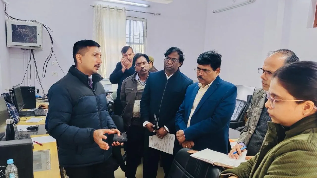 लखनऊ : DM ने किया सुनवाई केंद्रों का औचक निरीक्षण, कंट्रोल रूम की व्यवस्था देखी