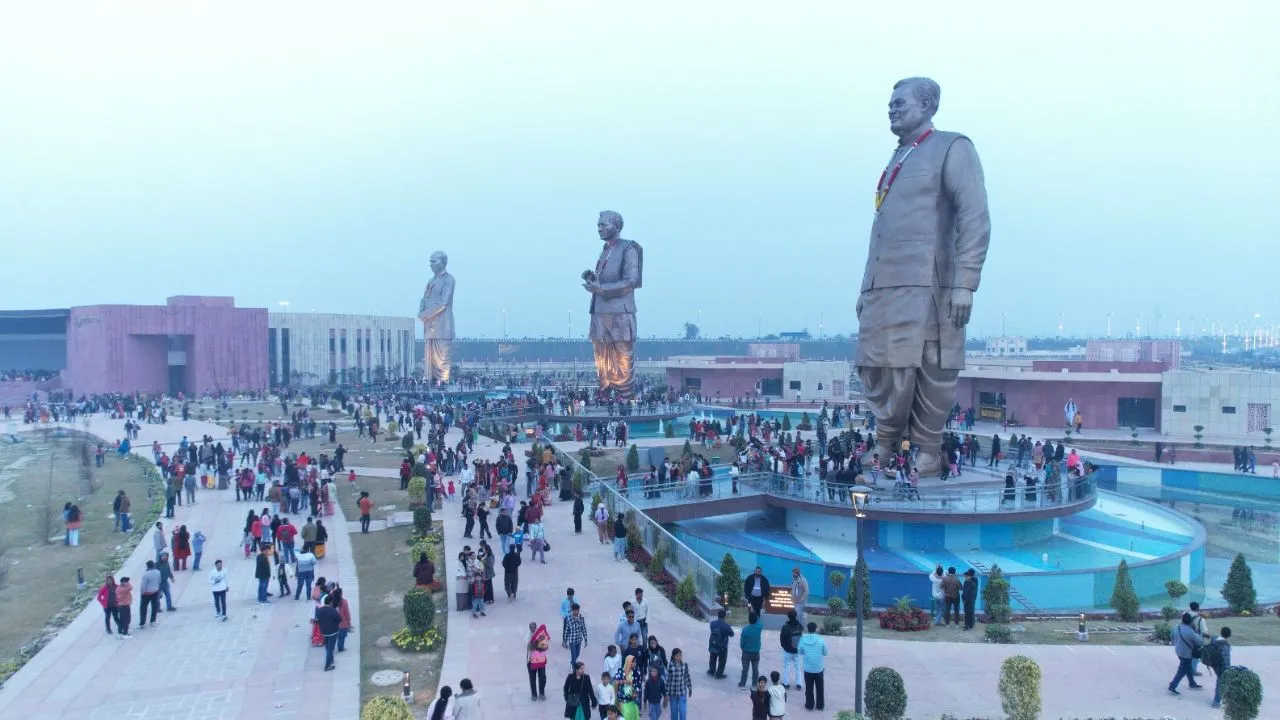  नववर्ष पर राष्ट्र प्रेरणा स्थल गुलजार...लोगों ने महापुरुषों को किया नमन, रिकॉर्ड स्तर पर पहुंचे लोग 