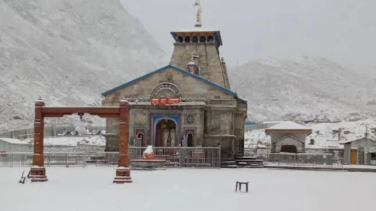  उत्तराखंड में बर्फबारी जारी: बदरीनाथ, केदारनाथ  से लेकर उत्तरकाशी-नैनीताल तक सफेद चादर, फंसे सैंकड़ों पर्यटक 