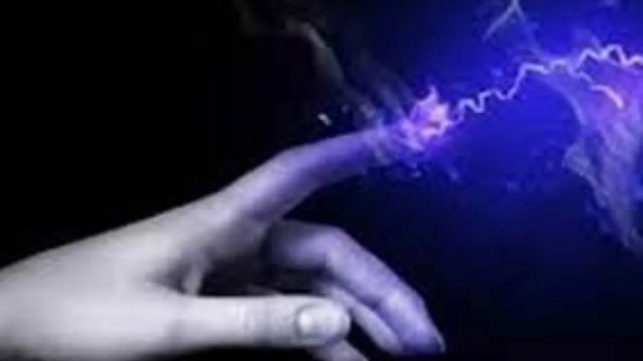  देवरिया में करंट लगने से लाइनमैन की मौत, 3 घंटे ट्रांसफार्मर से लटका रहा शव 