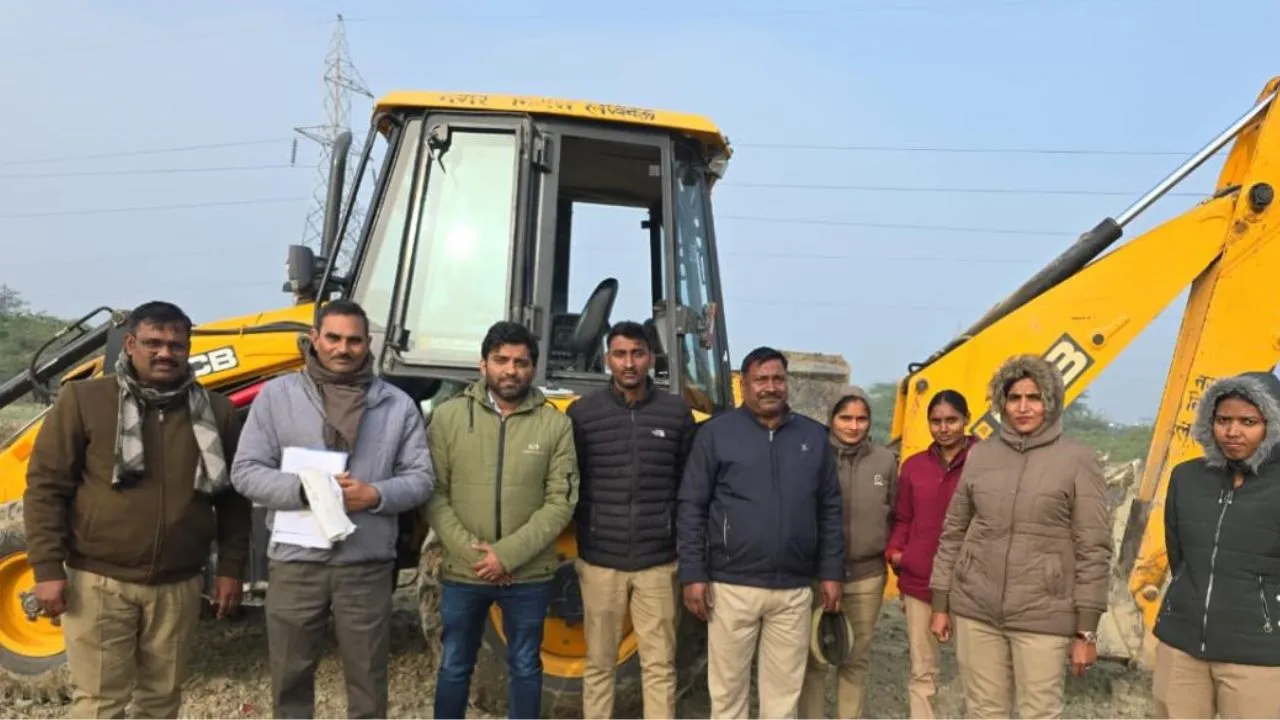 लखनऊ :  अतिक्रमणकारियों के खिलाफ चला शासन का बुलडोजर, 70 एकड़ भूमि कब्जा मुक्त