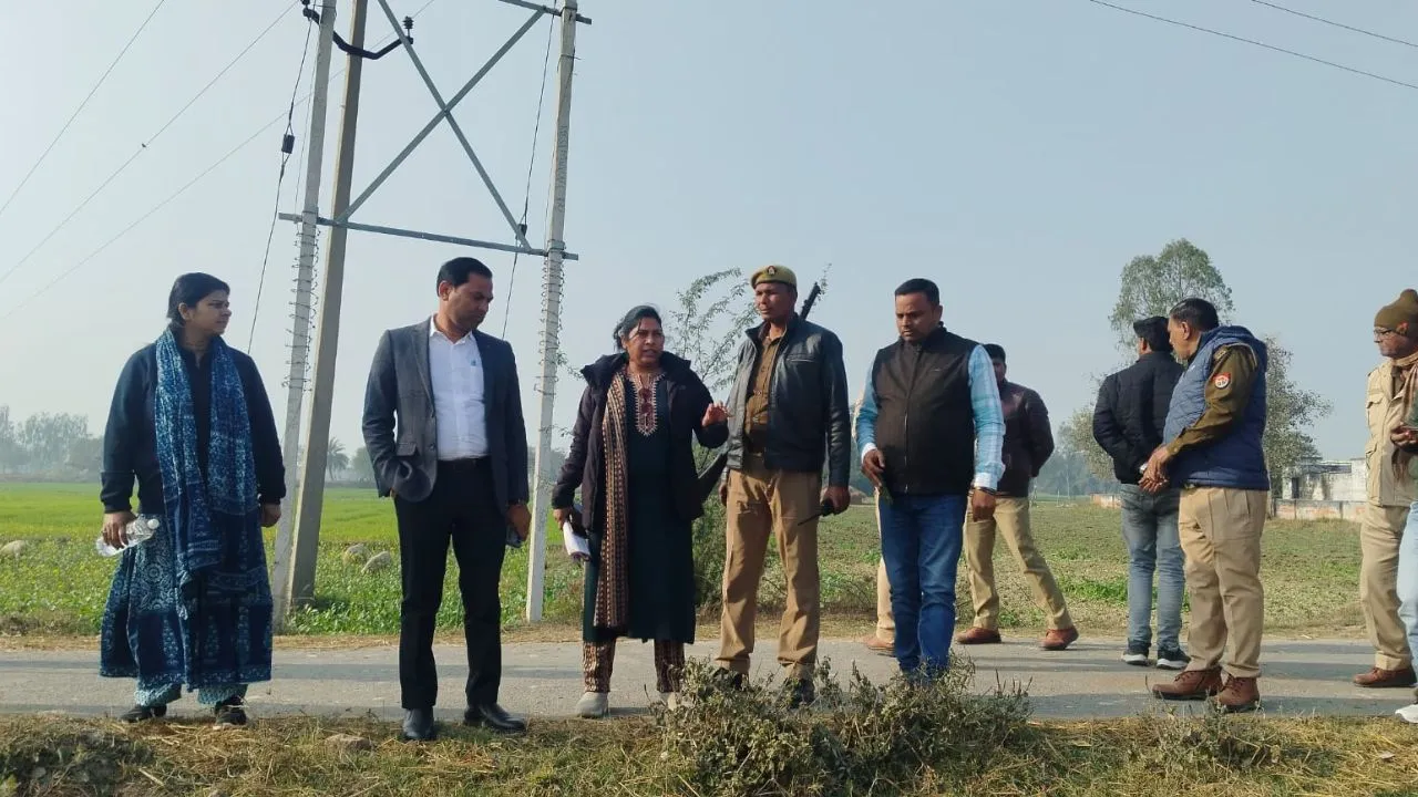 बाराबंकी में जमीन पैमाइश करने गई राजस्व टीम पर हमला, दबंगों ने ईंट-पत्थर से दौड़ाया