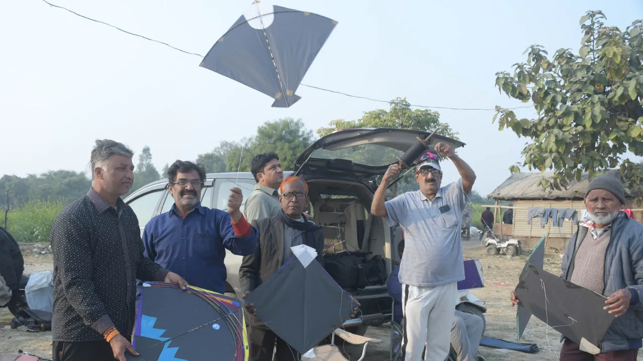 पुराने लखनऊ में जमकर हुई पतंगबाजी... असफ-उद-दौला उड़ातें थे झुल-झुल पतंग, जानिए क्या है खास नवाबी कनेक्शन 