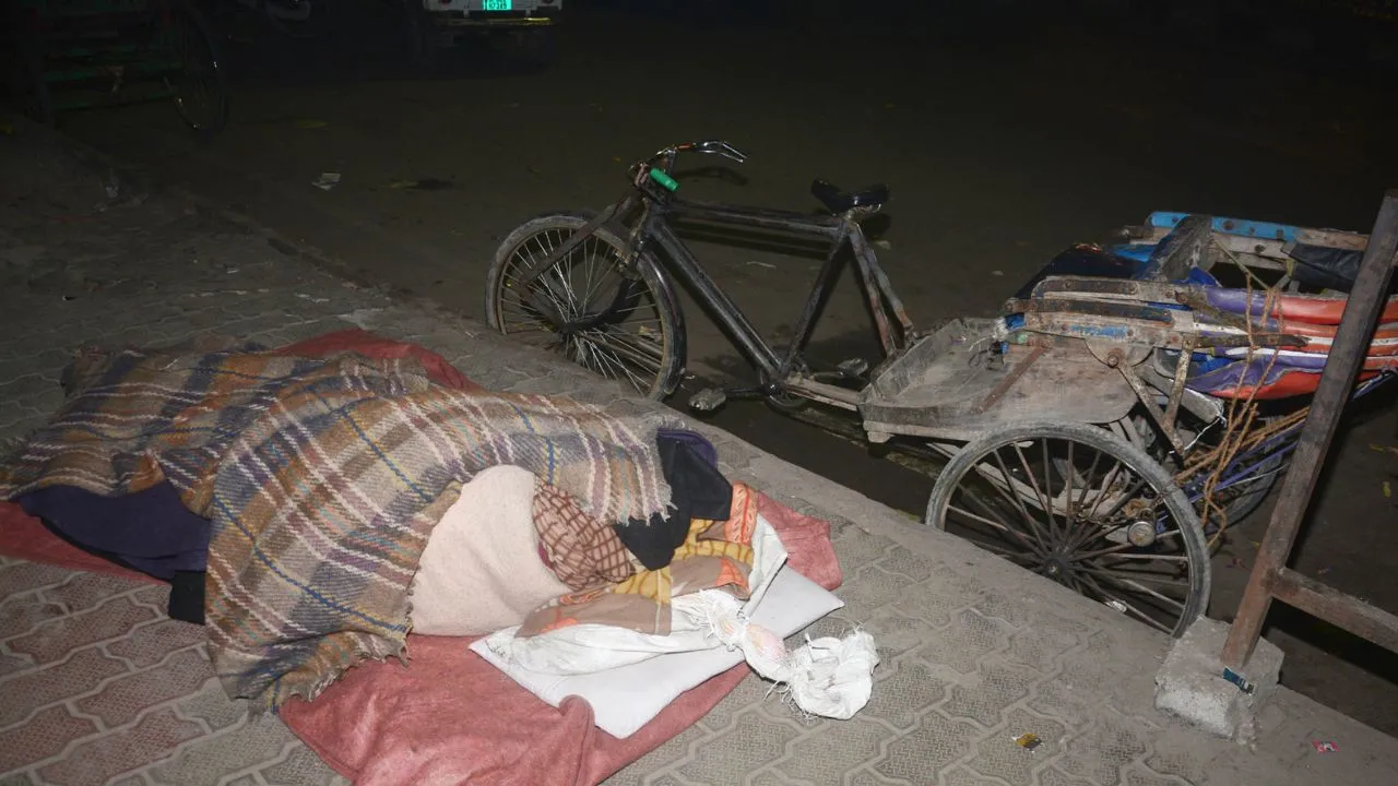 किसी काम नहीं आ रहे नगर निगम के अस्थाई शेल्टर होम,  कड़ाके की ठंड में भी लोग खुले आसमान के नीचे फुटपाथ पर सो रहे