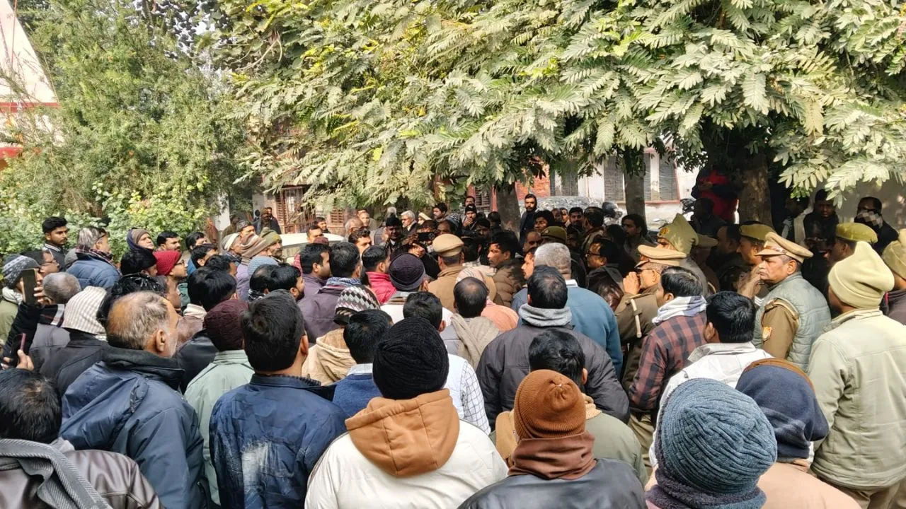  अधिवक्ता-लेखपाल की तीखी नोंक-झोंक... तनाव के चलते पीएसी तैनात, SDM के खिलाफ प्रदर्शन कर रहे वकील 