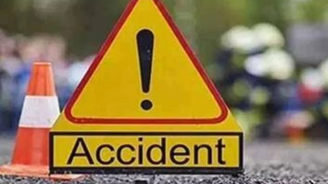  उन्नाव में साइन बोर्ड से टकराई बाइक... 3 की मौत, हवा में उछलकर सड़क पर गिरे युवक 