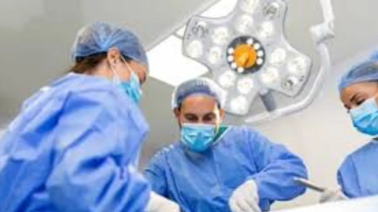 मुंह में सुपारी दबाकर सोना पड़ा भारी:  लखनऊ के apolo डॉक्टरों ने फेफड़ों से निकाला टुकड़ा, मरीज की बचाई जान 