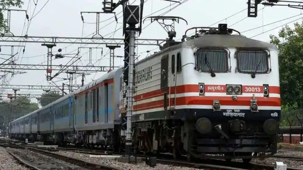  काशी एक्सप्रेस में बम की सूचना, मऊ रेलवे स्टेशन पर मचा हड़कंप, यात्रियों को उतारा गया नीचे 