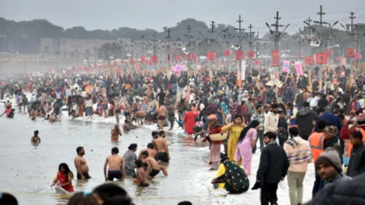  माघ मेले का दूसरा शाही स्नान, एकादशी पर 50 लाख श्रद्धालुओं ने लगाई गंगा में डुबकी