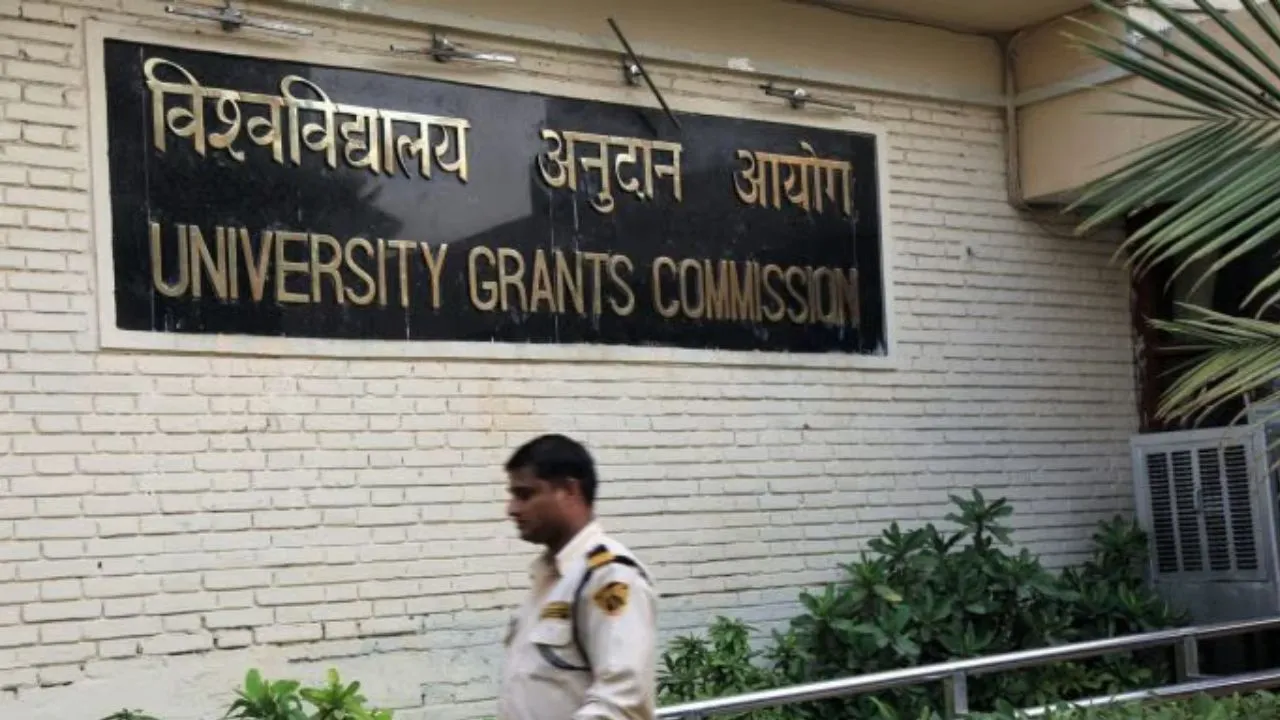 UGC  :  नए नियमों को लेकर वाराणसी जिला मुख्यालय पर प्रदर्शन, सड़को पर आया सवर्ण समाज  