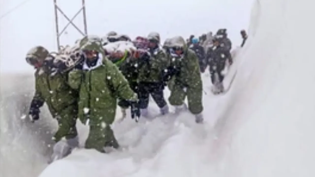 बर्फबारी के चलते जनजीवन प्रभावित: SDRF का रेस्क्यू जारी, फंसे 8 लोग सुरक्षित 