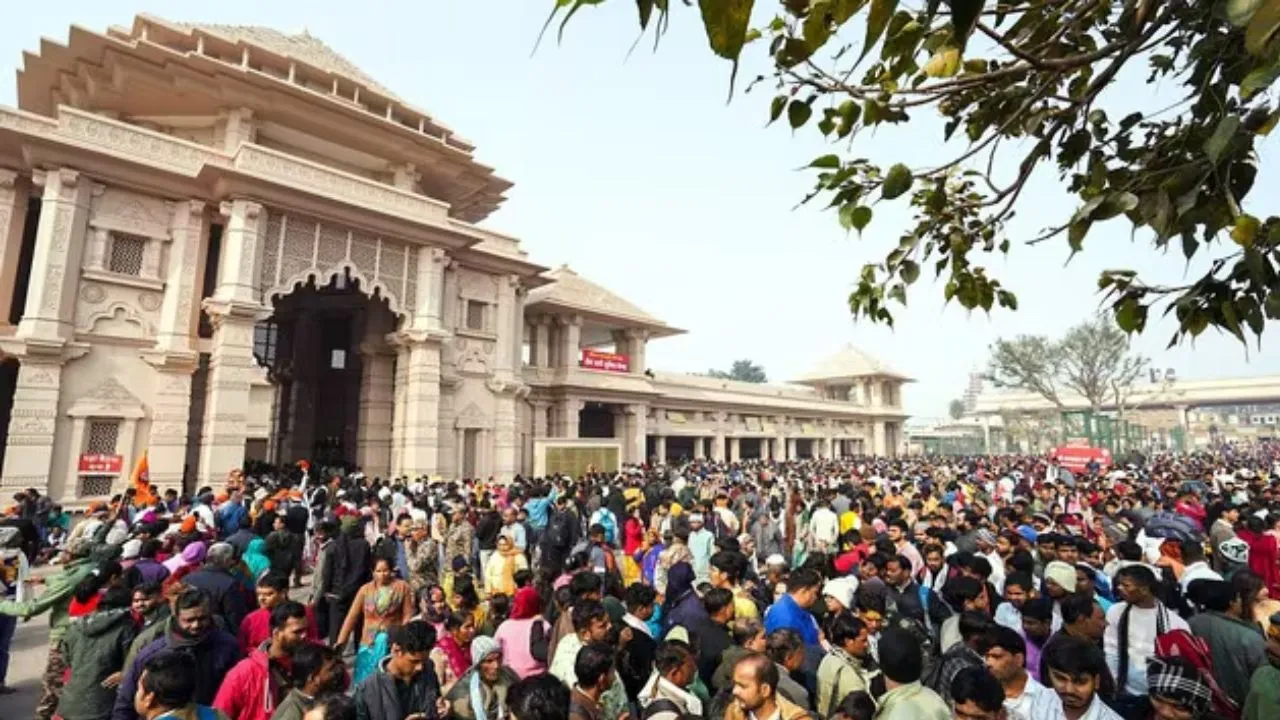 नए साल में रामनगरी में श्रद्धालुओं की लंबी कतार... हनुमानगढ़ी पर भक्तों की भारी भीड़, राम की पैड़ी व लता चौक पर उमड़ा हुजूम