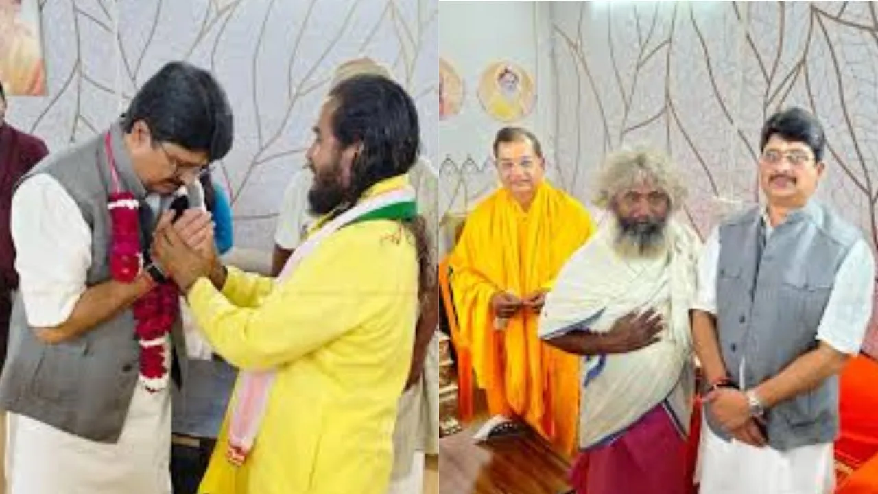 माघ मेले में राजा भैया...  सतुआ बाबा के शिविर में साधु-संतों से मिले; स्वामी अविमुक्तेश्वरानंद से मुलाकात पर बचते दिखे विधायक 
