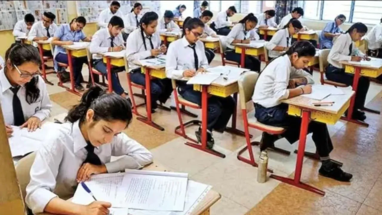 UP Board:  यूपी बोर्ड में बड़ा बदलाव, कक्षा 9 और 11 में पढाई के साथ ये विषय भी पढ़ेंगे छात्र