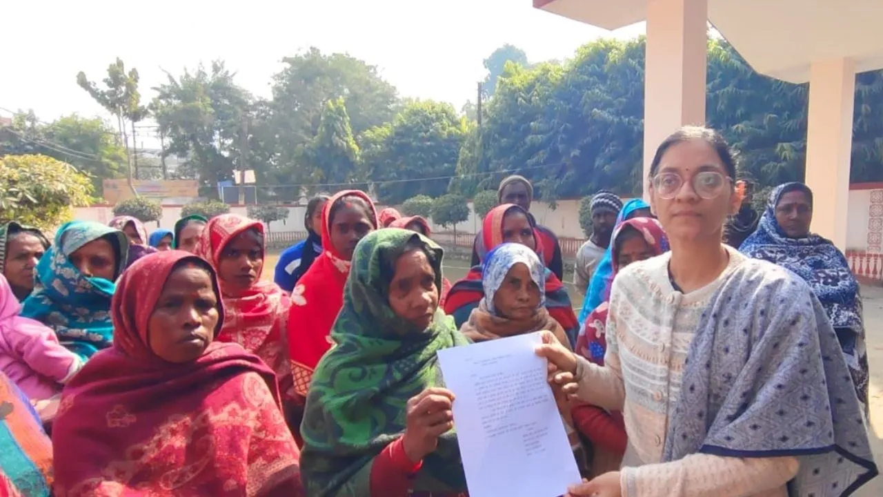 कलेक्ट्रेट पहुंचे परिजन...  DM से लगाई गुहार, जिंदा या मुर्दा किशोरी को बरामद कराए प्रशासन