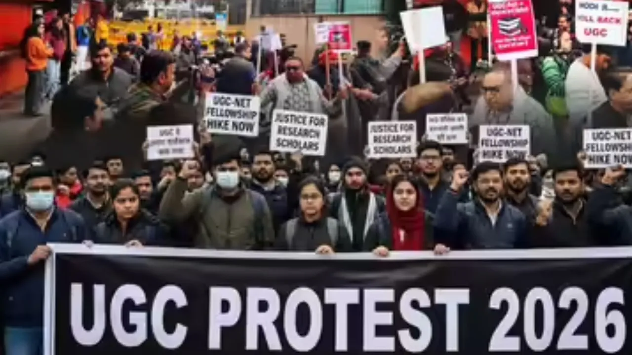  UGC Controversy:UGC के नए नियमों के खिलाफ DU में हंगामा, वापस लेने की मांग को लेकर छात्रों ने सौंपा ज्ञापन