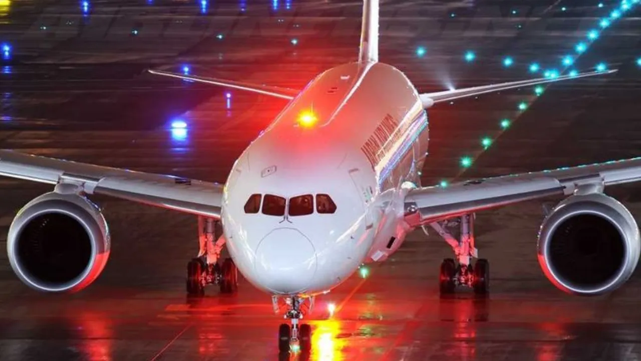 Srinagar Airport: फिर से खुला श्रीनगर एयरपोर्ट, रनवे से बर्फ हटाने के बाद फिर से शुरू विमानों का परिचालन 