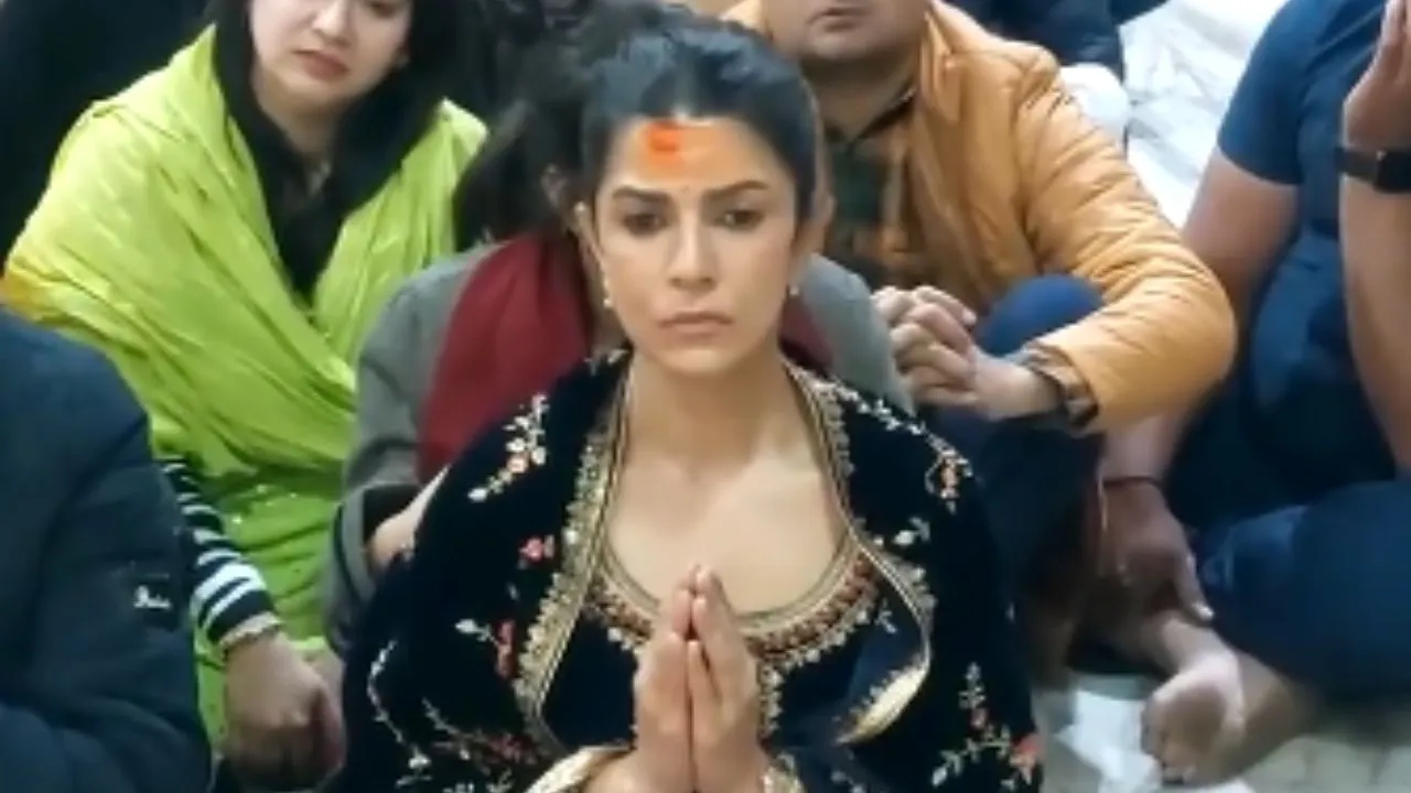  श्री महाकालेश्वर पहुंची एक्ट्रेस निमरत कौर, महाकाल के दर्शन कर भस्म आरती में हुई शामिल  