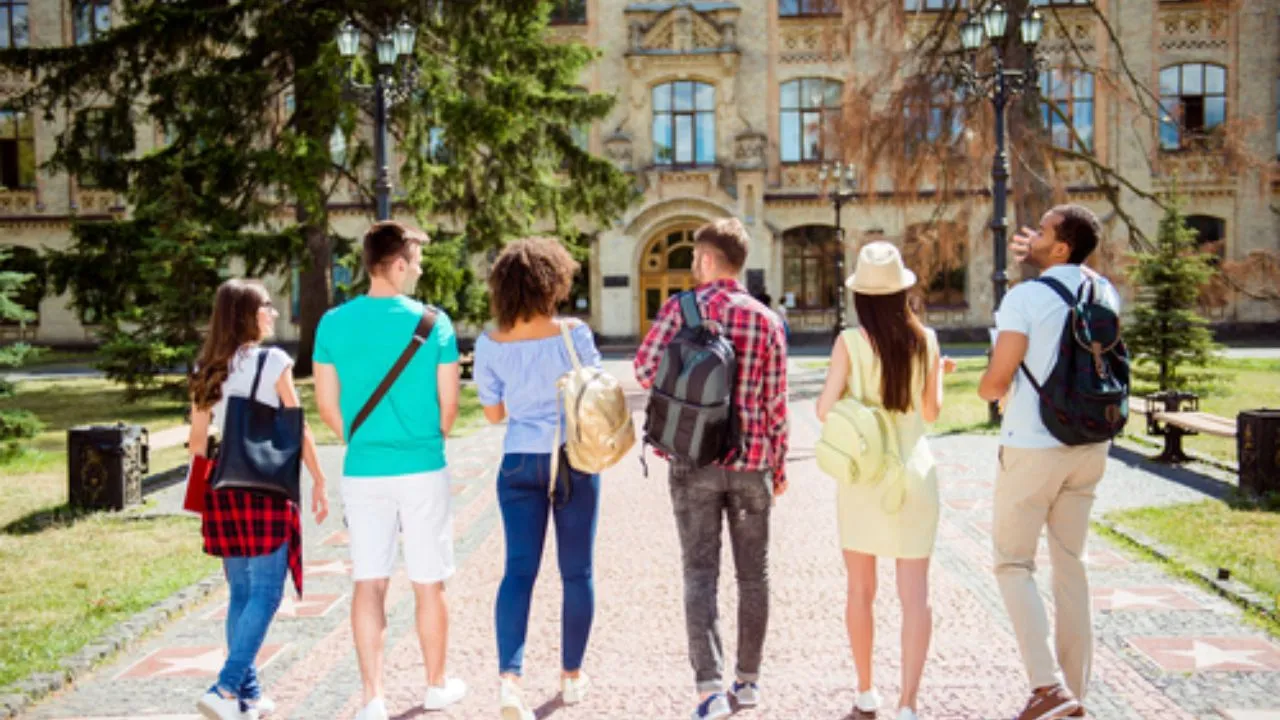  कैंपस में पहला दिन : प्रथम श्रेणी प्राप्त करने का रहा दबाव