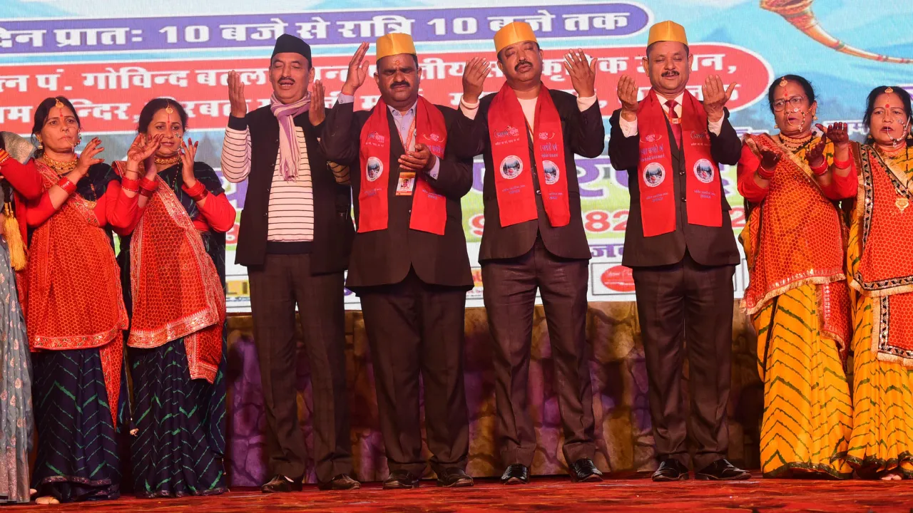 Uttarayani Kauthig: उत्तराखंड के कलाकारों ने बांधा समां, लोकगायकों के सुरों ने गोमती तट पर कराया पहाड़ की वादियों का अहसास