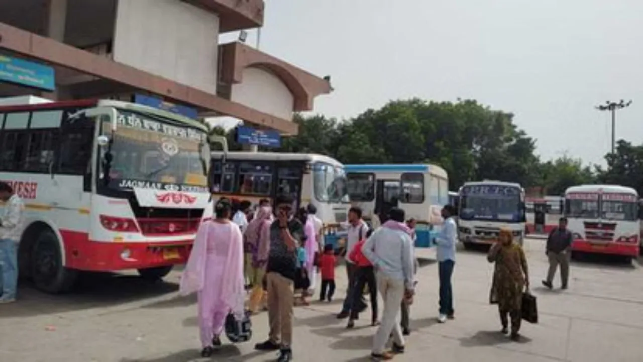 कैसे हो संचालन...  लखनऊ के चारबाग बस स्टेशन पर 950 बसों पर 45 प्लेटफार्म, यात्रियों के लिए परेशानी का सबब  