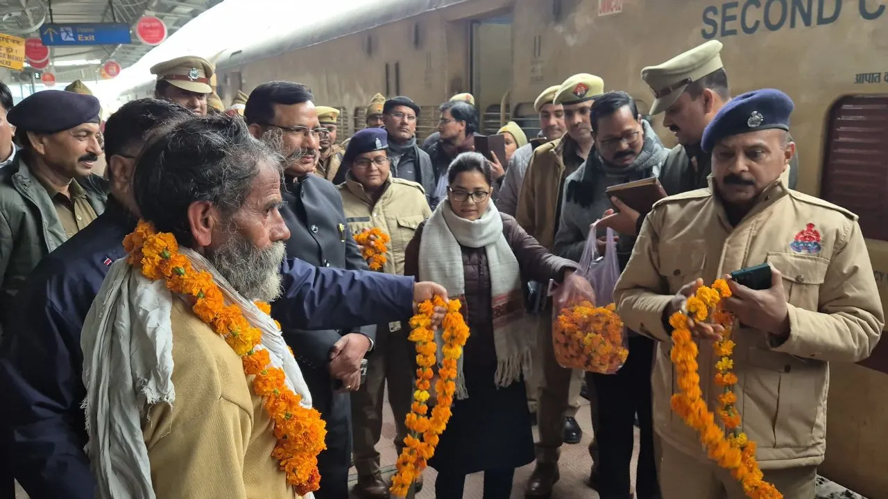 जालौन से माघ मेला स्पेशल ट्रेन रवाना, DM-SP ने श्रद्धालुओं की सुरक्षा को लेकर उरई रेलवे स्टेशन पर की बैठक 