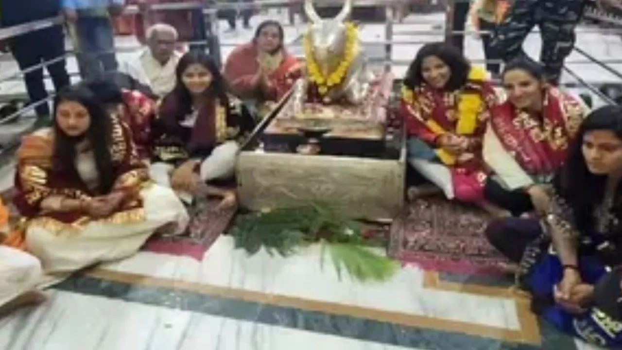 नए साल पर महाकालेश्वर पहुंची महिला क्रिकेट टीम,  भस्म आरती में शामिल होकर लिया बाबा का आशीर्वाद  
