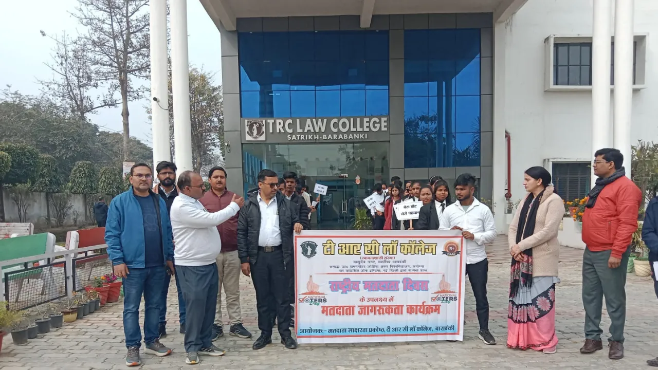 मतदाता जागरूकता पर आयोजन:  बाराबंकी में छात्र-छात्राओं ने निकाली रैली, दिलाई शपथ; कहा- 100% मतदान का लक्ष्य