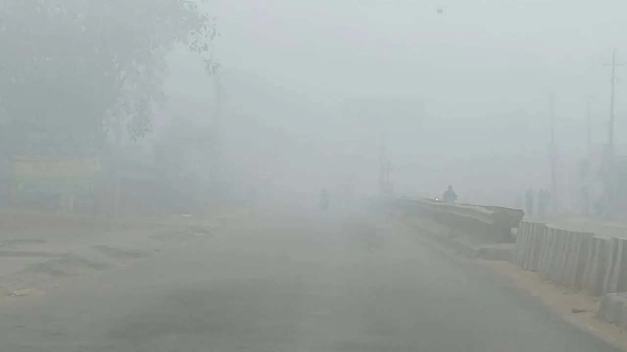 मौसम ने बदली चाल... बाराबंकी में घने कोहरे संग लौटी गलन भरी सर्दी, अलाव-हीटर का सहारा ले रहे लोग 