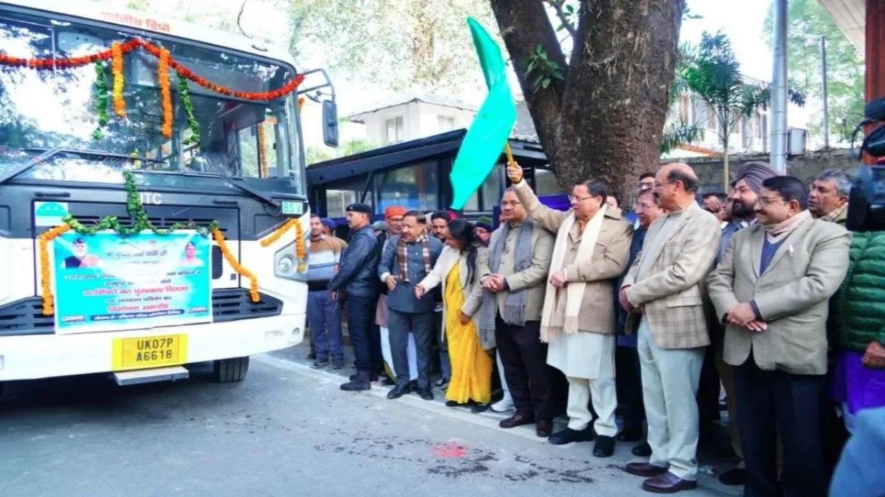 2026 की शुरुआत... सीएम धामी ने 112 नई बसों को दिखाई हरी झंडी...कहा- सुरक्षित-सुदृढ़ सार्वजनिक परिवहन पर फोकस