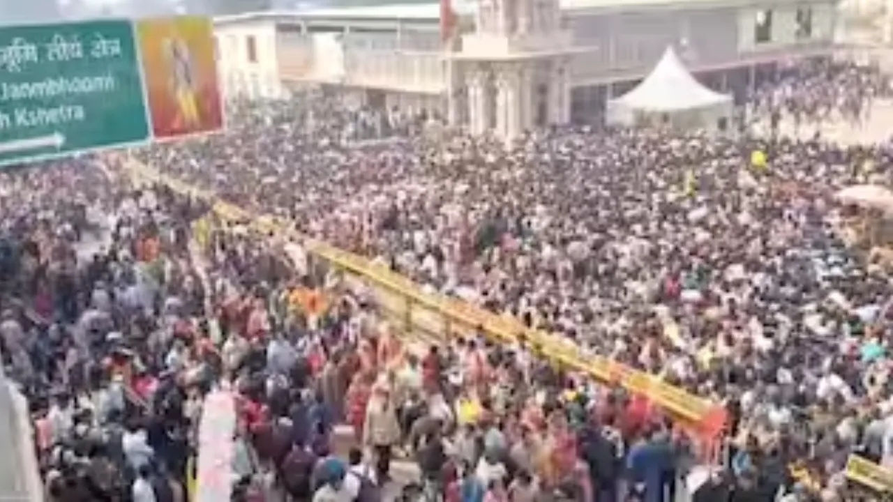 अयोध्या में फिर उमड़ा भक्तों का सैलाब,  माघ मेला से बड़ी संख्या में रामलला के दर्शनों को आ रहे श्रद्धालु