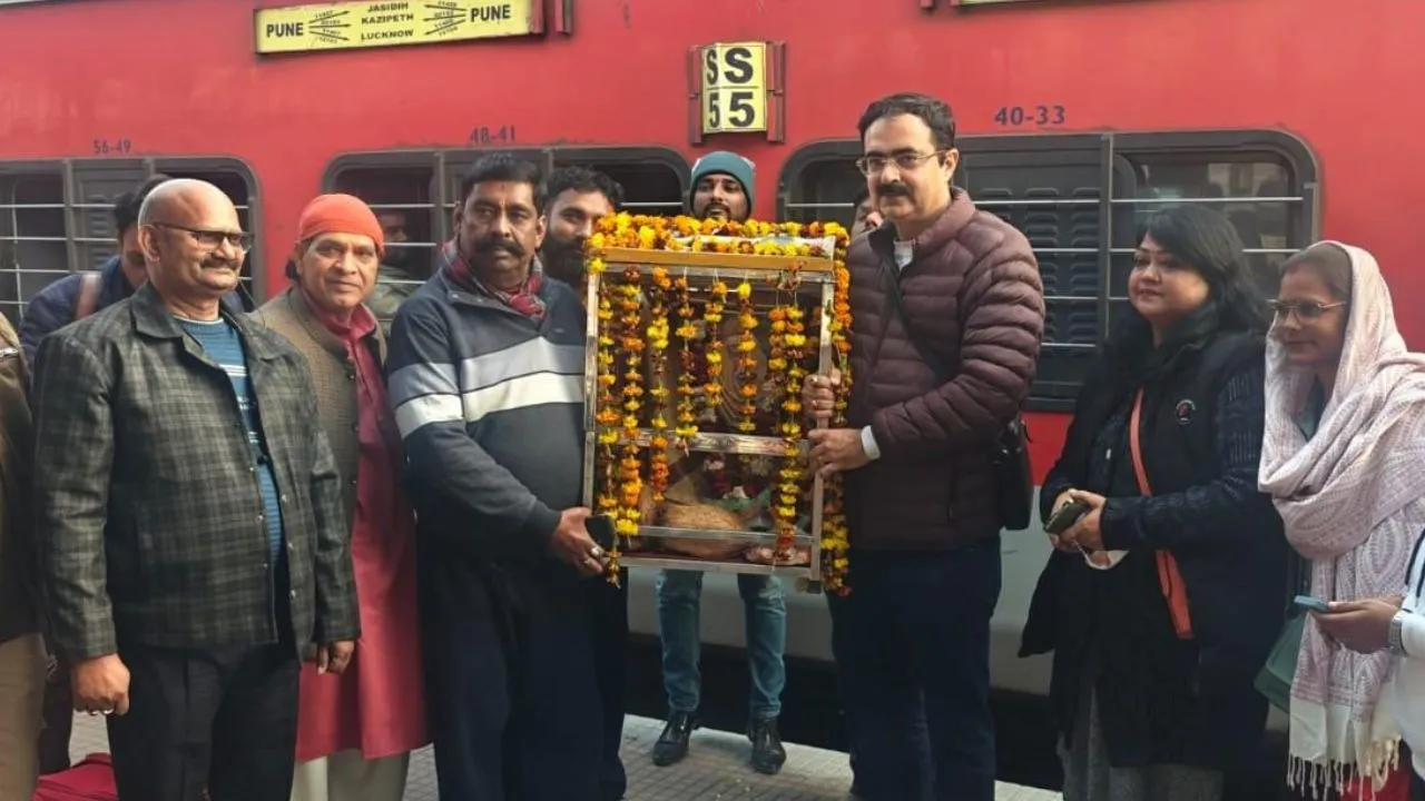 शिरडी रवाना हुई साईं बाबा की 15वीं पालकी यात्रा,  साईं भजनों की गूंज वातावरण हुआ भक्तिमय