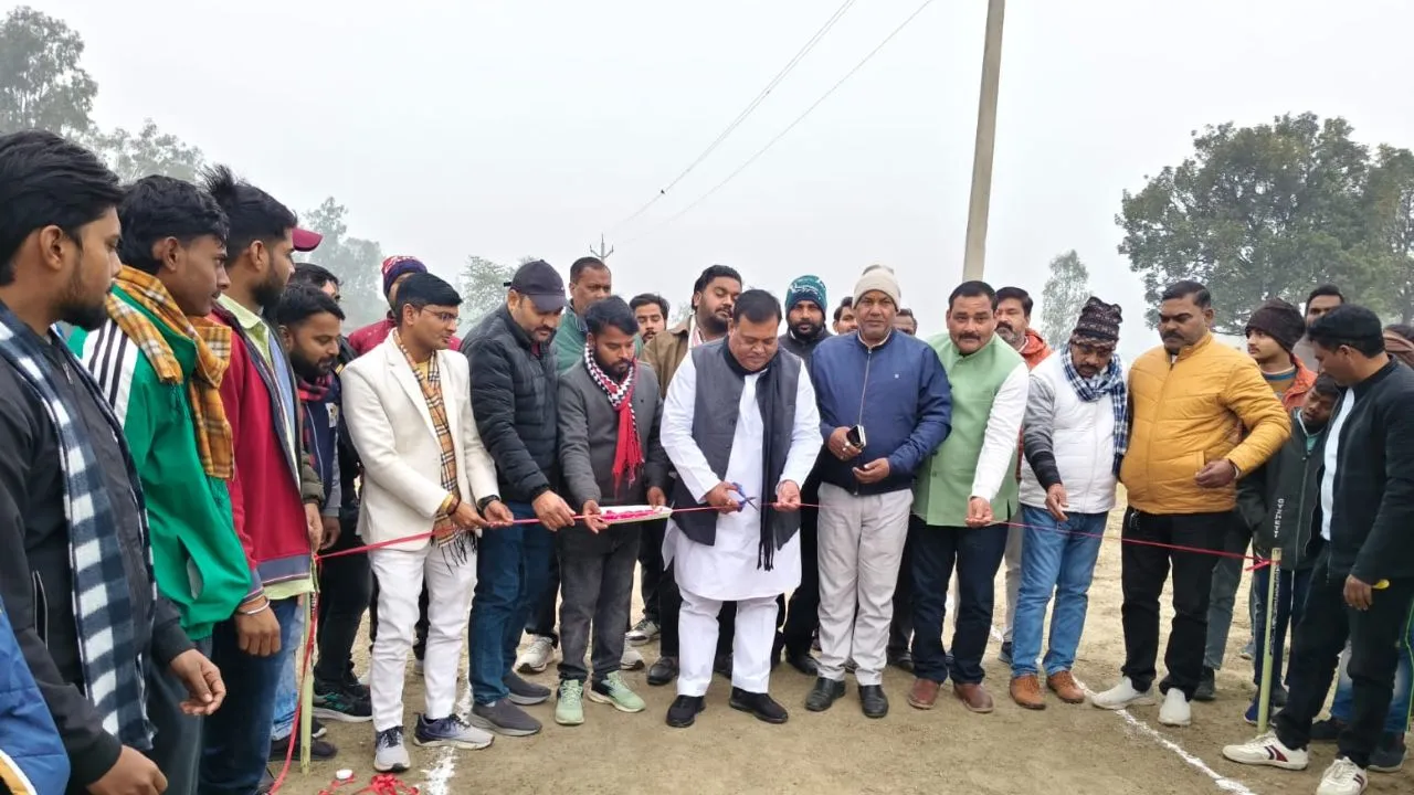  बाराबंकी में क्रिकेट टूर्नामेंट का आगाज: ब्लॉक प्रमुख ने किया उद्घाटन, बड़ागांव ने जीता पहला मुकाबला