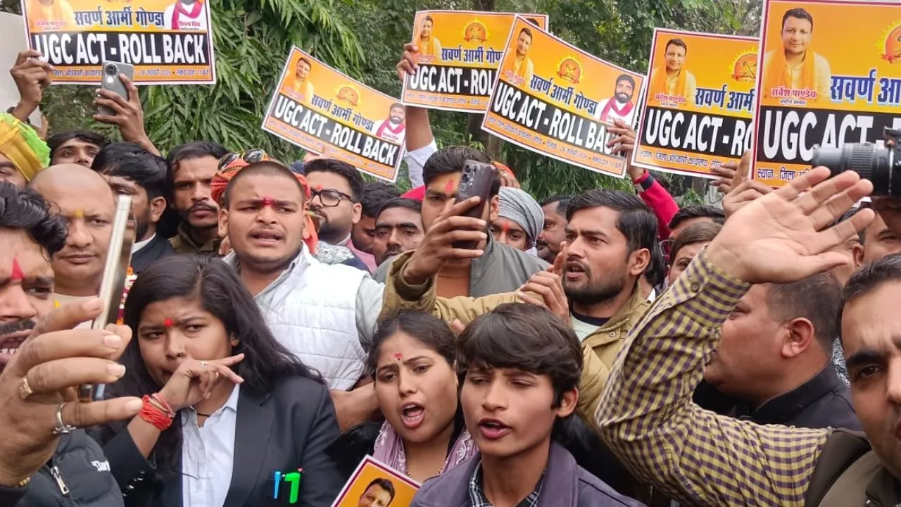  UGC नए नियमों को लेकर भड़की सवर्ण आर्मी: छात्रों ने कलेक्ट्रेट परिसर में किया जोरदार विरोध प्रदर्शन, DM को सौंपा ज्ञापन