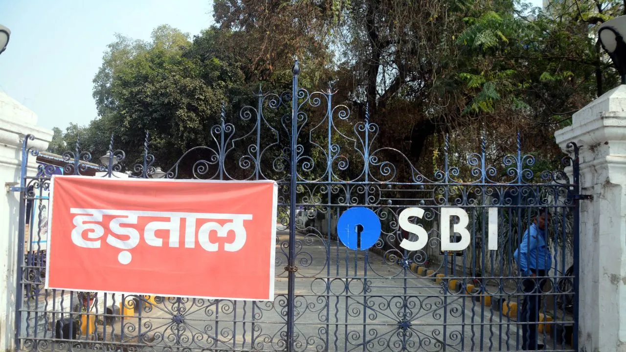 बैंक कर्मियों की हड़ताल से 100 करोड़ का लेनदेन प्रभावित, पांच दिवसीय साप्ताहिक कार्य दिवस लागू करने की मांग