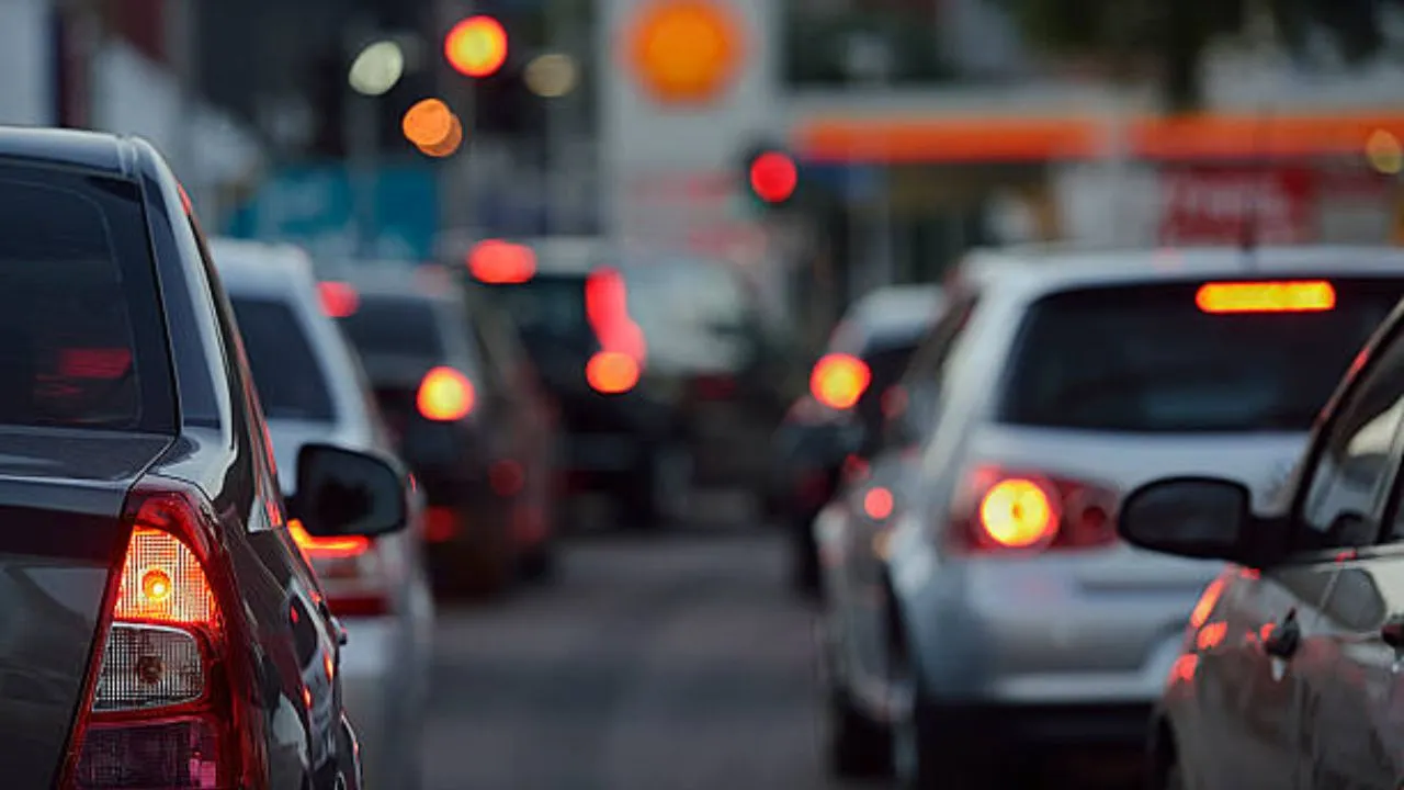 राष्ट्रीय सड़क सुरक्षा माह :  अयोध्या में सड़क सुरक्षा माह की खिल्ली उड़ा रहे जुगाड़ू वाहन, अनदेखी कर रही यातायात पुलिस व परिवहन विभाग