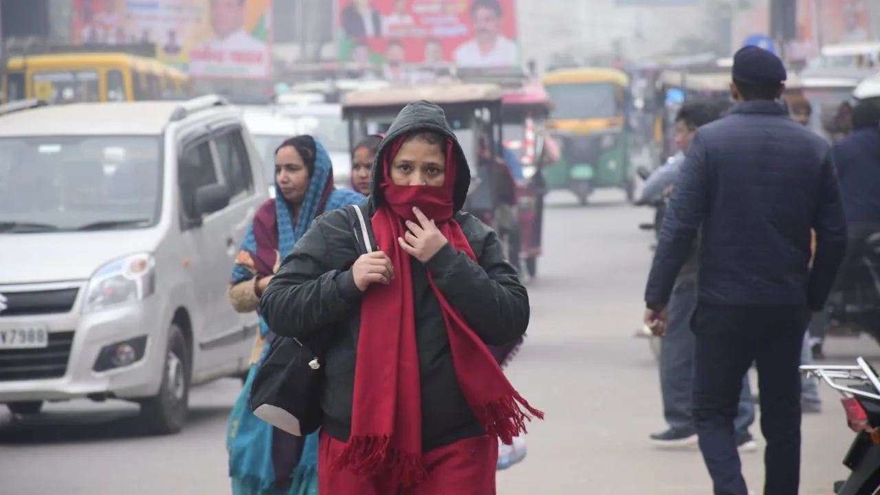  बाराबंकी में जारी है सर्दी का सितम...पछुआ हवाएं ढा रही सितम' बर्फीली हवाओं से माहौल में ठिठुरन-गलन