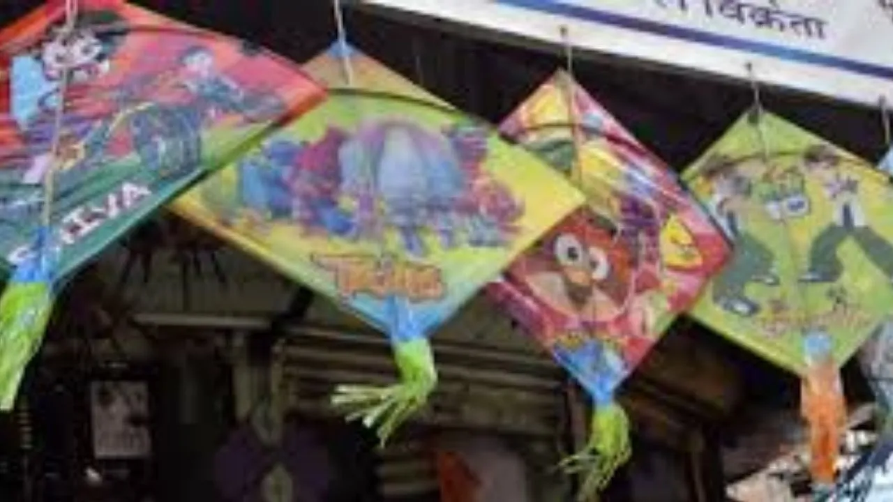 मकर संक्रांति पर्व :  रामनगरी में सजी पतंग-मांझे की दुकानें, अयोध्या प्रशासन बोला-अगर बेचा चाइनीज मांझा तो दर्ज होगा केस