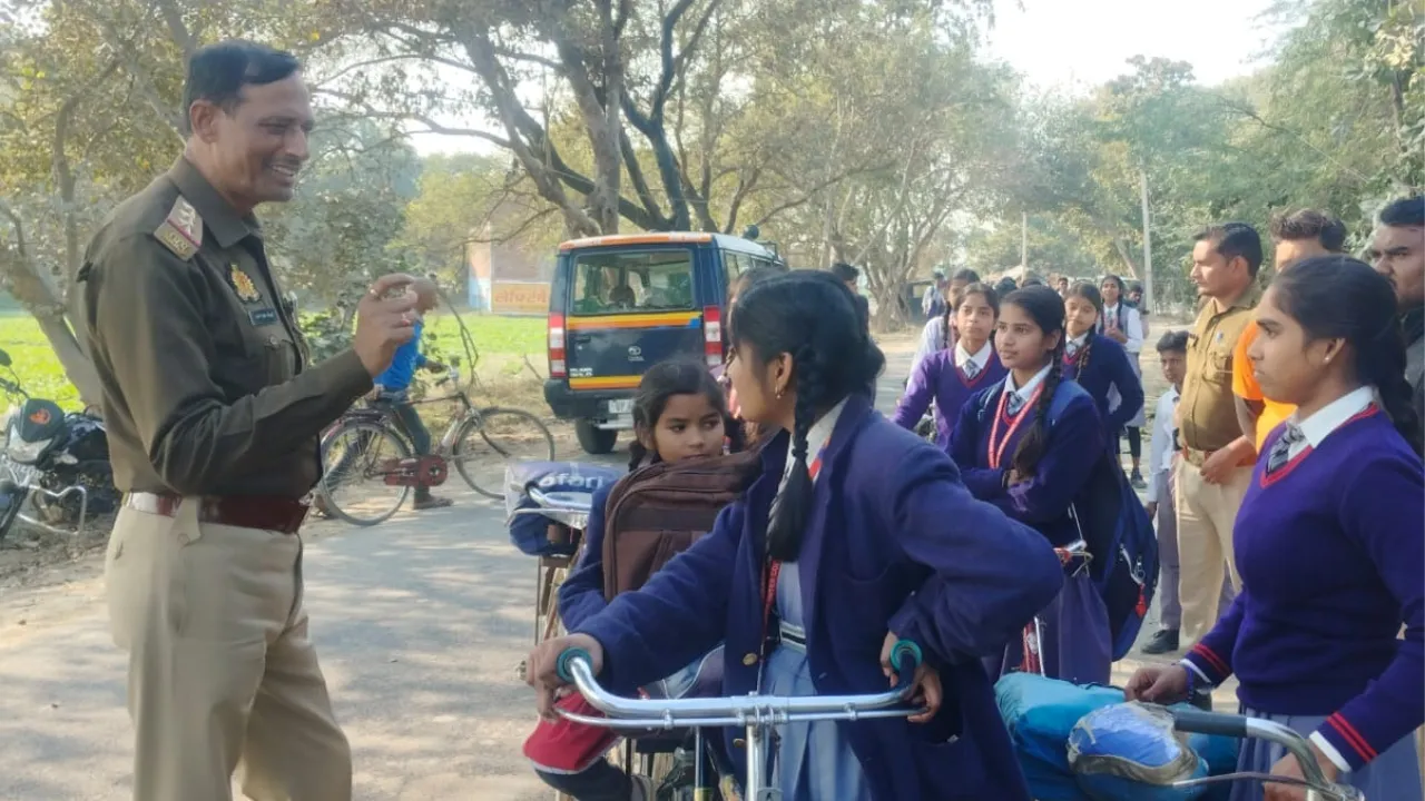  इंस्पेक्टर ने छात्राओं से सीधे संवाद कर दिया सुरक्षा का भरोसा, बोले- पुलिस हर कदम उनके साथ