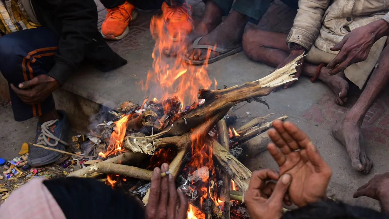  लखनऊ में अलाव सिर्फ कागजों पर:  वीआईपी इलाकों के अलावा नहीं जल रहे अलाव, ठिठुर रहे जरूरतमंद