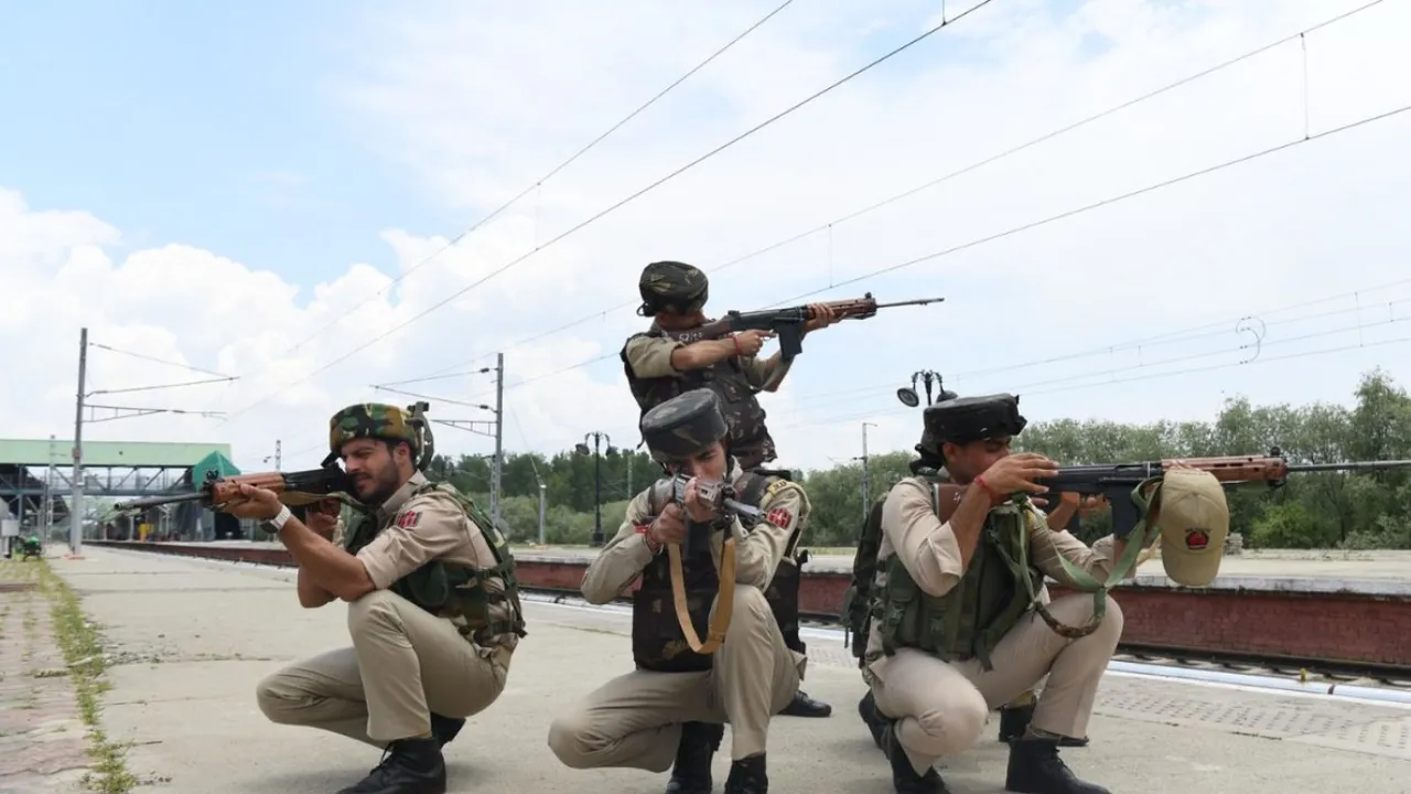 श्रीनगर में सुरक्षा व्यवस्था चाक-चौबंद, गणतंत्र दिवस से पहले महत्वपूर्ण स्थानों पर तैनात पुलिसकर्मी