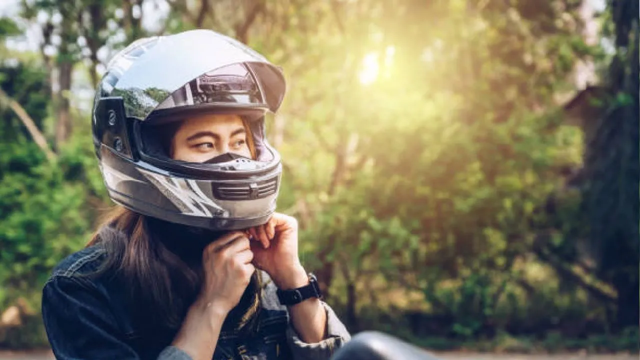  'हेलमेट दिखाने के लिए नहीं, जीवन रक्षा के लिए'... सड़क सुरक्षा माह के तहत लखनऊ में जागरूकता कार्यक्रम