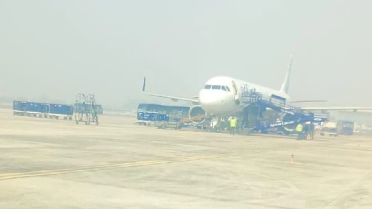 6 घंटे का इंतजार और सघन चेकिंग अभियान ... इंडिगो विमान में बम की अफवाह के चलते लखनऊ में इमरजेंसी लैंडिंग