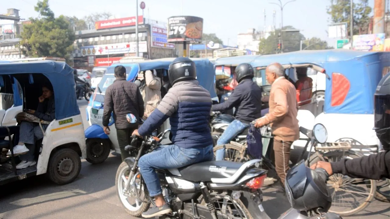 सख्ती के दावों के बीच यातायात नियमों का उल्लंघन, चौराहों पर जेब्रा क्रॉसिंग, रेड लाइट और ओवरस्पीडिंग की उड़ रही धज्जियां 