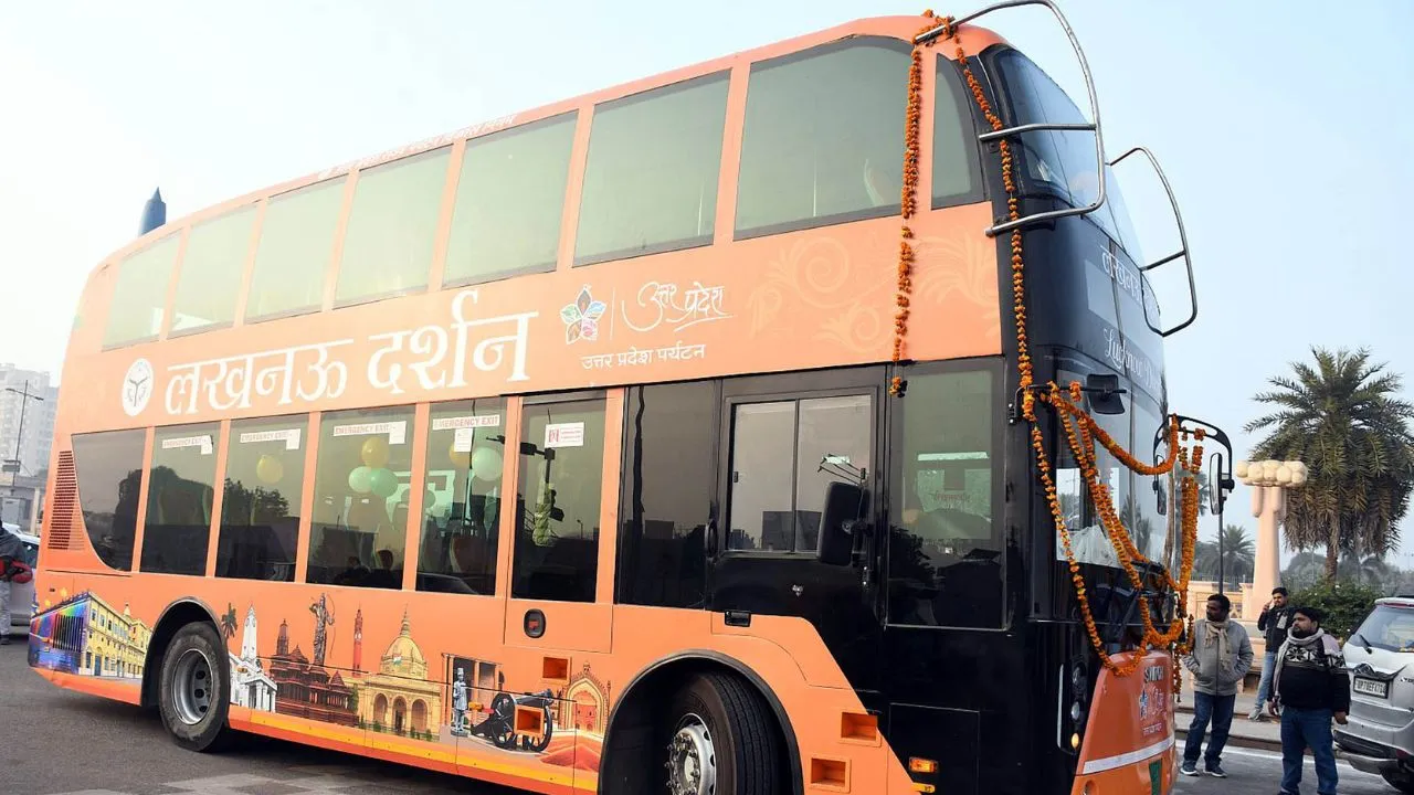 लखनऊ दर्शन :  पहले दिन पर्यटकों ने ऐतिहासिक धरोहरों को जाना, 12 प्रमुख पर्यटन स्थलों का कराया गया भ्रमण