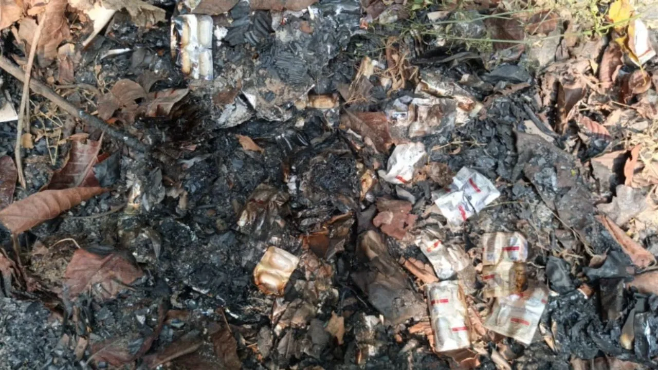 बाराबंकी में दवाएं जलती देख भड़के पशुपालक,  औषधालय बना शोपीस, कार्रवाई की मांग
