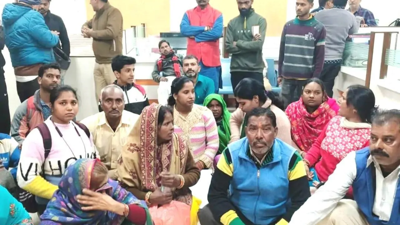 लखनऊ में जाली FD मामले में बैंक ऑफ बड़ौदा में धरने पर बैठे पीड़ित, 43 पीड़ित दर्ज करा चुके हैं रिपोर्ट