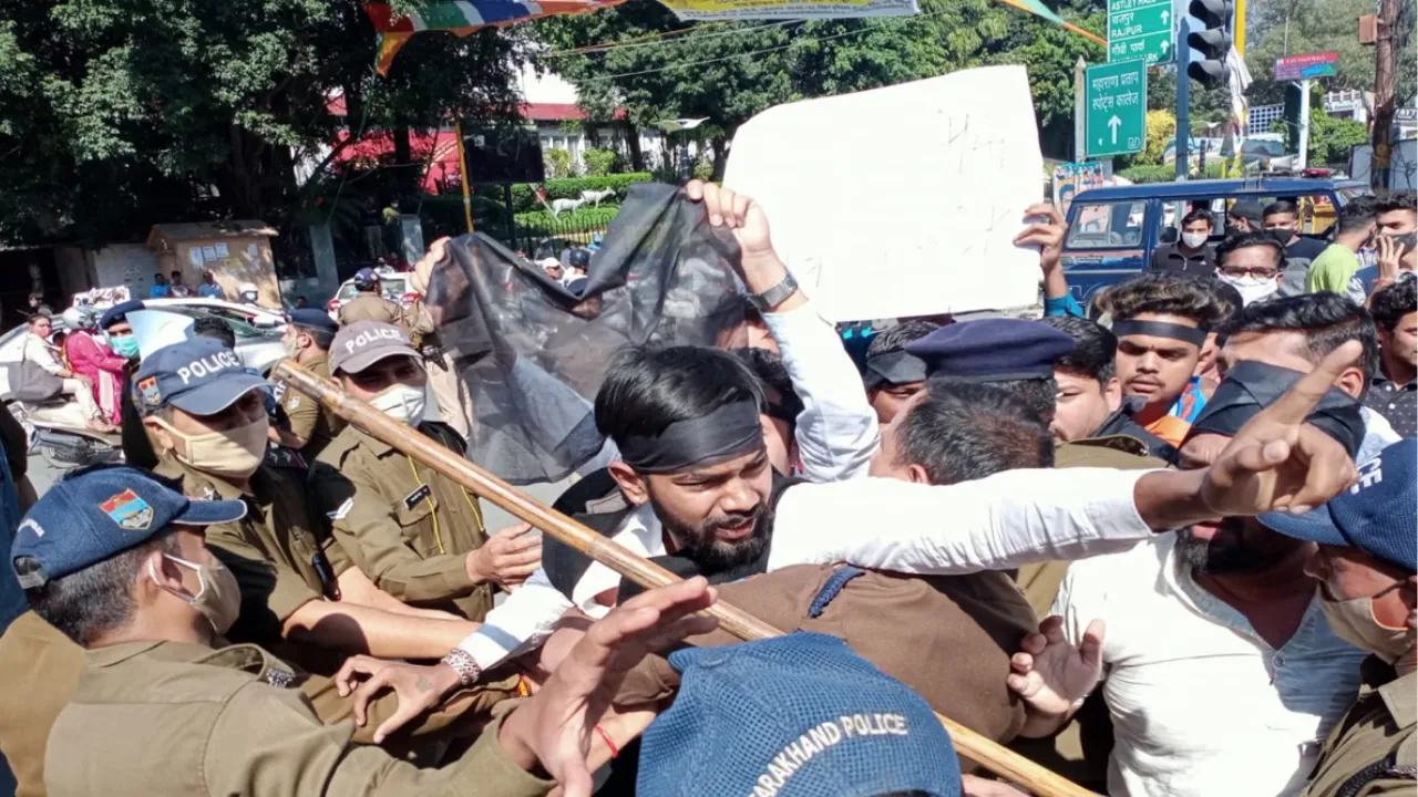 अमित शाह उत्तराखंड दौरा,  काले झंडे दिखाने की तैयारी में थे कांग्रेस कार्यकर्ता, पुलिस ने हिरासत में लिया